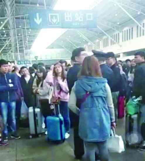 5月1日凌晨，淄博车站的许多旅客被工作人员告知，他们等待的列车已经严重超员“实在无法再上人”。每逢假期，铁路出行“买短乘长”话题便会引发舆论关注。（视频截图）